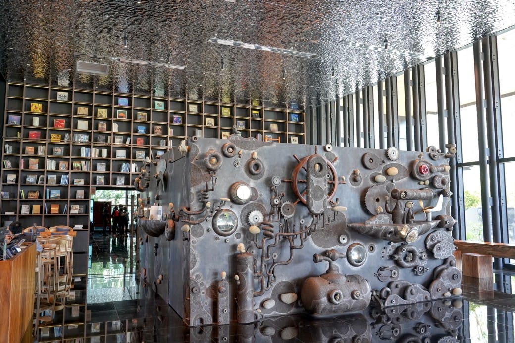 高雄休想上班創意咖啡，承億酒店一樓網美咖啡廳，大片書牆奇幻藝術鐵箱咖啡廳