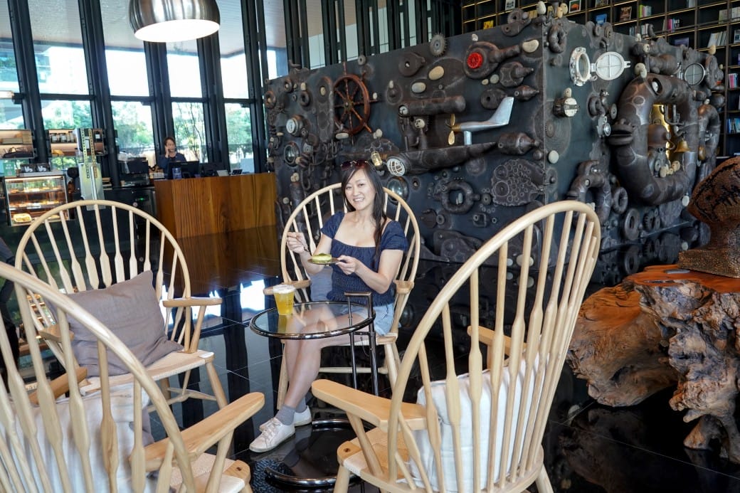 高雄休想上班創意咖啡，承億酒店一樓網美咖啡廳，大片書牆奇幻藝術鐵箱咖啡廳