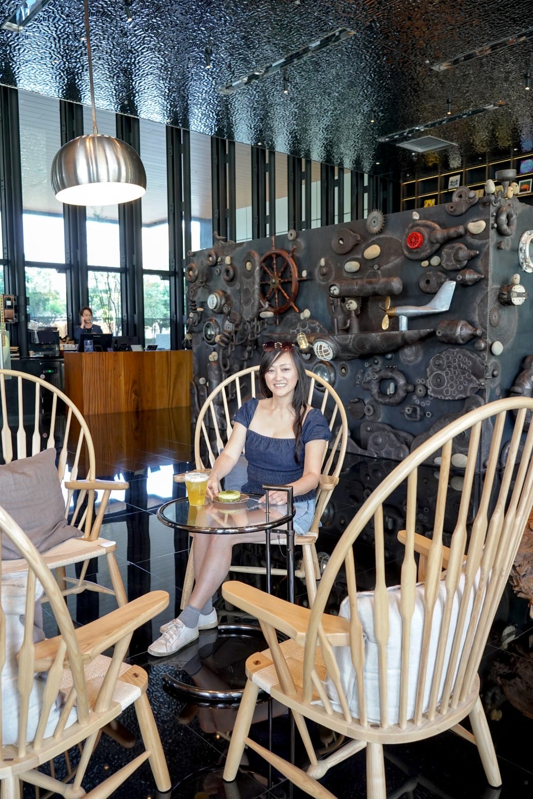 高雄休想上班創意咖啡，承億酒店一樓網美咖啡廳，大片書牆奇幻藝術鐵箱咖啡廳