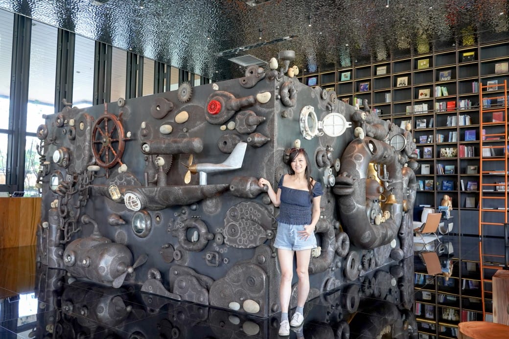 高雄休想上班創意咖啡，承億酒店一樓網美咖啡廳，大片書牆奇幻藝術鐵箱咖啡廳