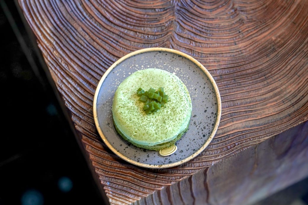 高雄休想上班創意咖啡，承億酒店一樓網美咖啡廳，大片書牆奇幻藝術鐵箱咖啡廳