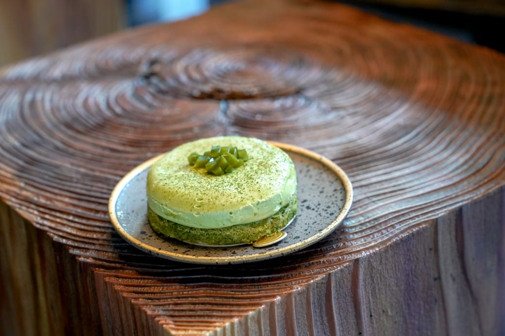 高雄休想上班創意咖啡，承億酒店一樓網美咖啡廳，大片書牆奇幻藝術鐵箱咖啡廳