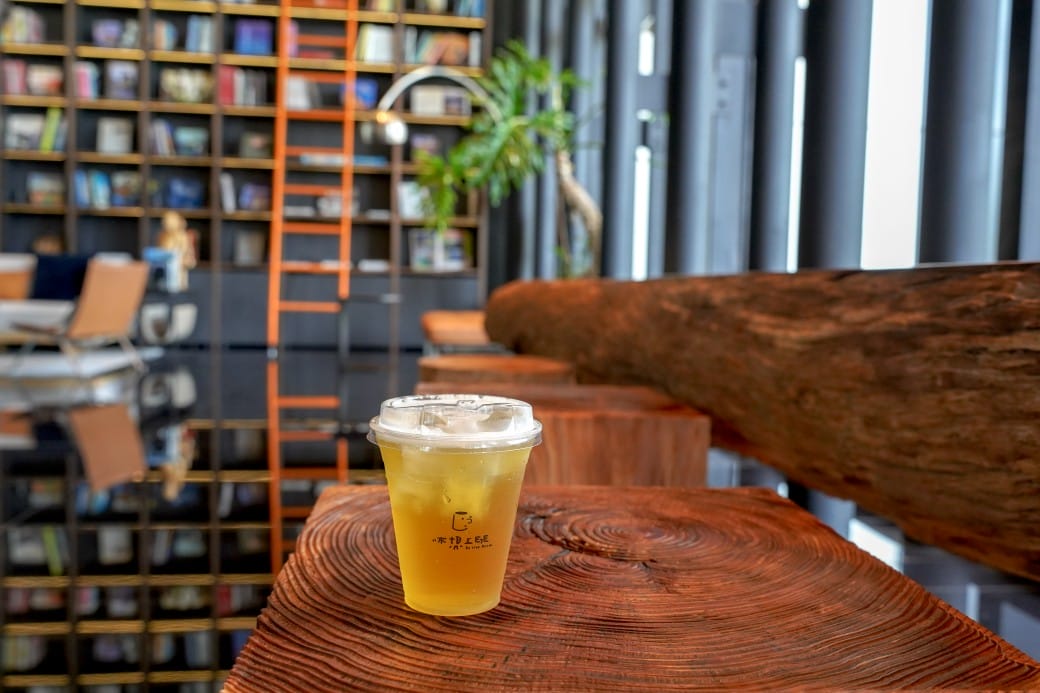 高雄休想上班創意咖啡，承億酒店一樓網美咖啡廳，大片書牆奇幻藝術鐵箱咖啡廳