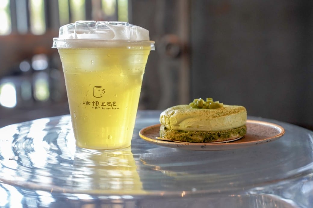 高雄休想上班創意咖啡，承億酒店一樓網美咖啡廳，大片書牆奇幻藝術鐵箱咖啡廳