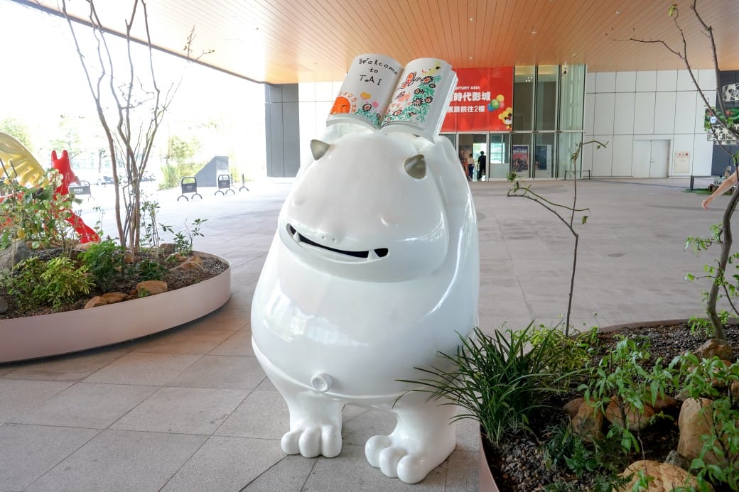 高雄休想上班創意咖啡，承億酒店一樓網美咖啡廳，大片書牆奇幻藝術鐵箱咖啡廳