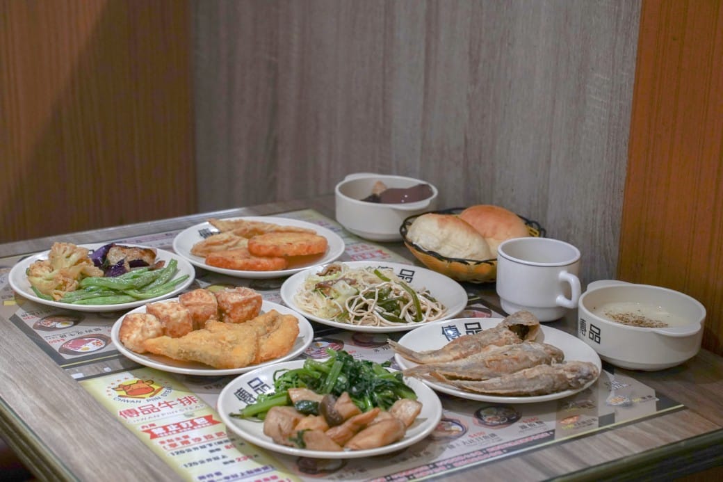 傳品牛排板橋店搬家啦｜280起吃到飽不加服務費每天都客滿，熱食補超快還不斷更新，板橋鄉民最愛