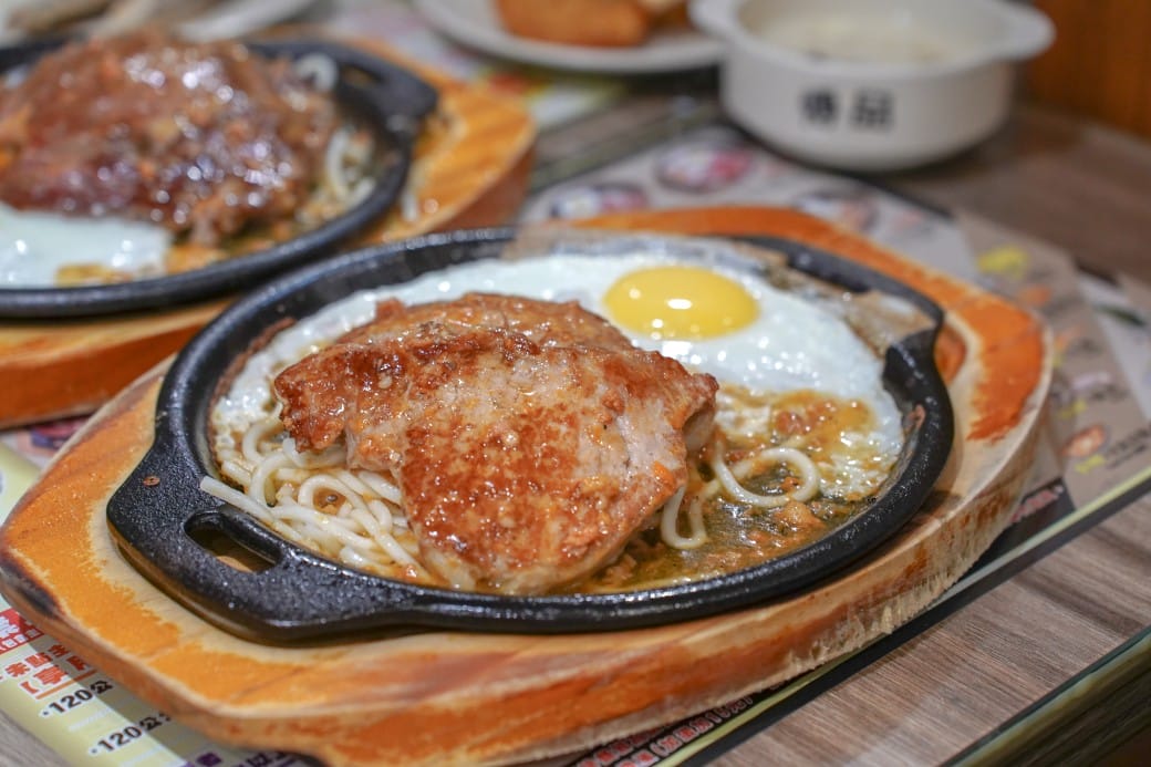 傳品牛排板橋店搬家啦｜280起吃到飽不加服務費每天都客滿，熱食補超快還不斷更新，板橋鄉民最愛