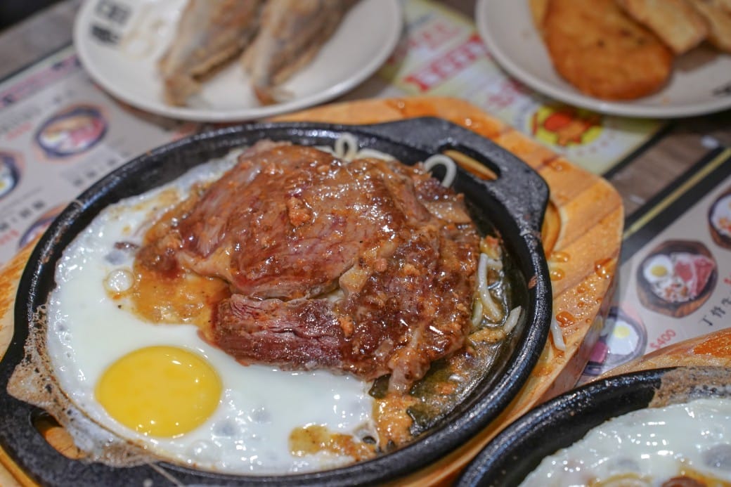 傳品牛排板橋店搬家啦｜280起吃到飽不加服務費每天都客滿，熱食補超快還不斷更新，板橋鄉民最愛