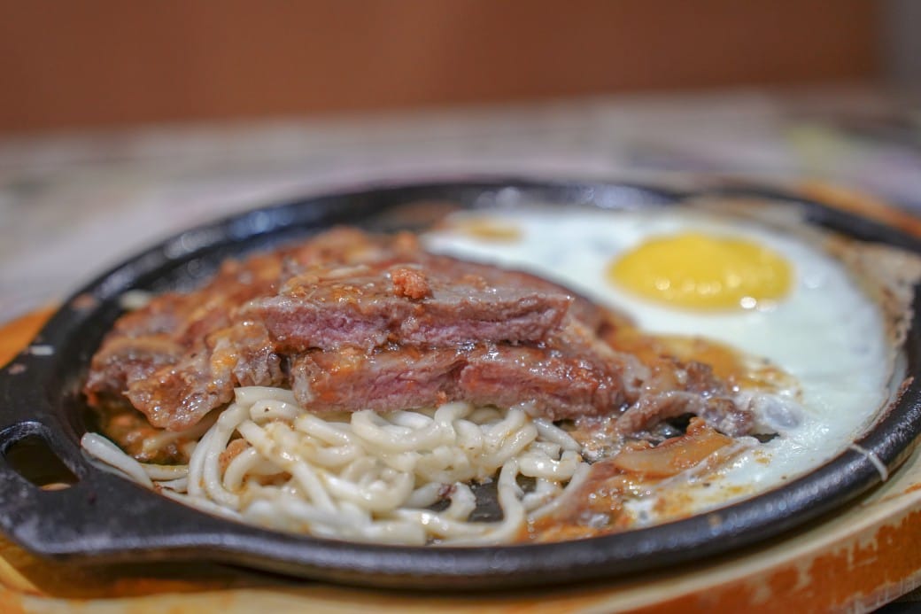 傳品牛排板橋店搬家啦｜280起吃到飽不加服務費每天都客滿，熱食補超快還不斷更新，板橋鄉民最愛