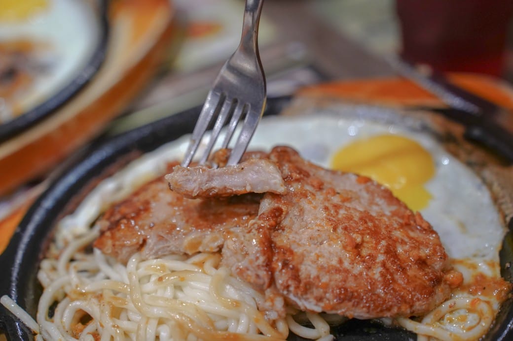 傳品牛排板橋店搬家啦｜280起吃到飽不加服務費每天都客滿，熱食補超快還不斷更新，板橋鄉民最愛