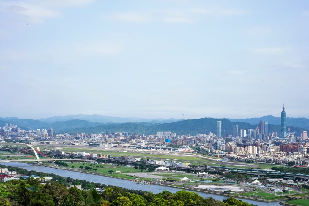 台北北眼平台,微風平台,劍潭山步道白色圓球360度景觀,台北約會新景點 - 第16張圖 台北北眼平台,微風平台,劍潭山步道白色圓球360度景觀,台北約會新景點