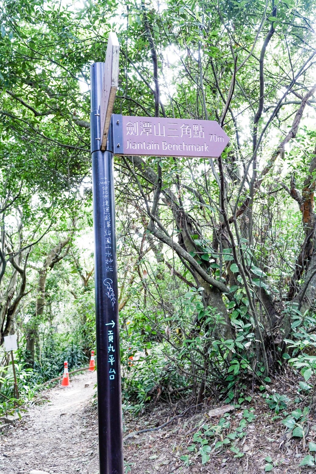 台北北眼平台,微風平台,劍潭山步道白色圓球360度景觀,台北約會新景點 - 第18張圖 台北北眼平台,微風平台,劍潭山步道白色圓球360度景觀,台北約會新景點