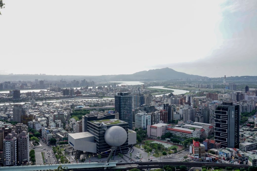 台北北眼平台,微風平台,劍潭山步道白色圓球360度景觀,台北約會新景點 - 第19張圖 台北北眼平台,微風平台,劍潭山步道白色圓球360度景觀,台北約會新景點