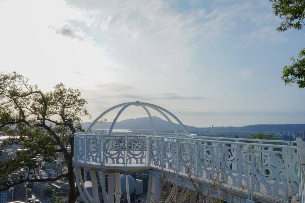 台北北眼平台，微風平台，劍潭山步道白色圓球360度景觀，台北約會新景點