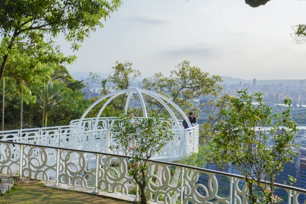 台北北眼平台，微風平台，劍潭山步道白色圓球360度景觀，台北約會新景點