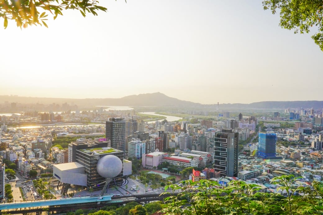 台北北眼平台,微風平台,劍潭山步道白色圓球360度景觀,台北約會新景點 - 第33張圖 台北北眼平台,微風平台,劍潭山步道白色圓球360度景觀,台北約會新景點