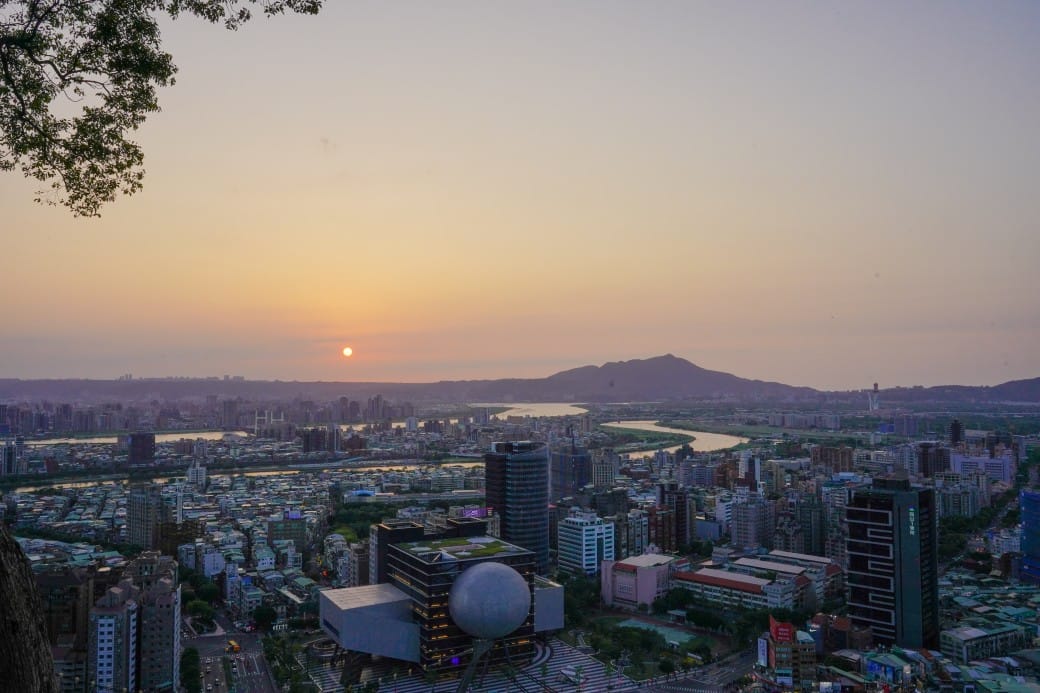 台北北眼平台，微風平台，劍潭山步道白色圓球360度景觀，台北約會新景點