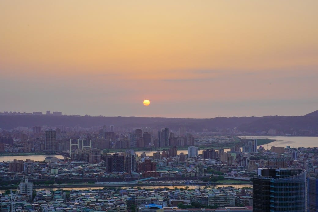 台北北眼平台，微風平台，劍潭山步道白色圓球360度景觀，台北約會新景點