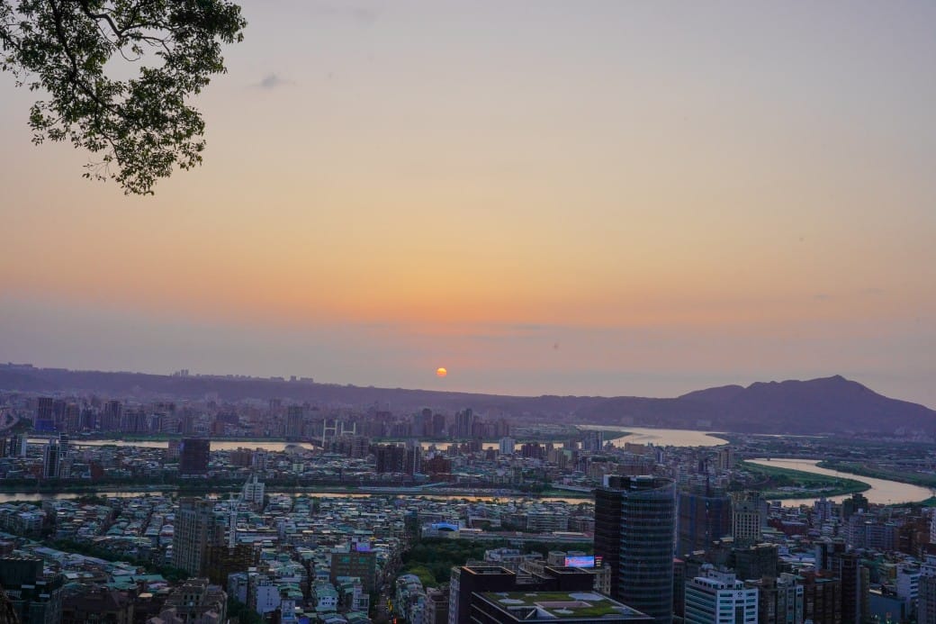 台北北眼平台，微風平台，劍潭山步道白色圓球360度景觀，台北約會新景點