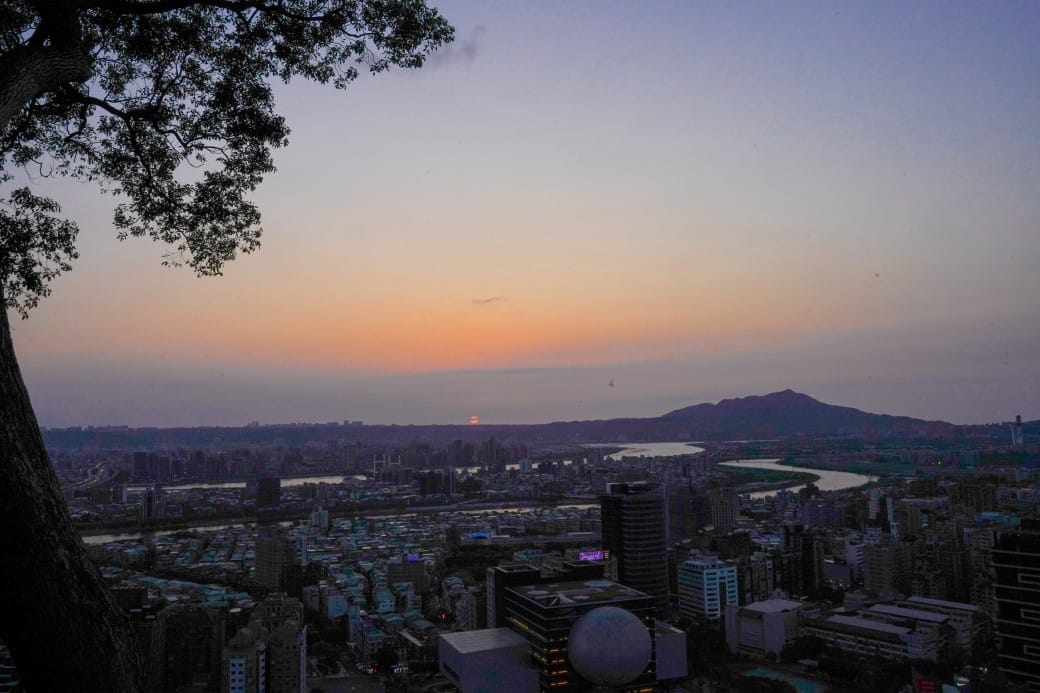 台北北眼平台，微風平台，劍潭山步道白色圓球360度景觀，台北約會新景點