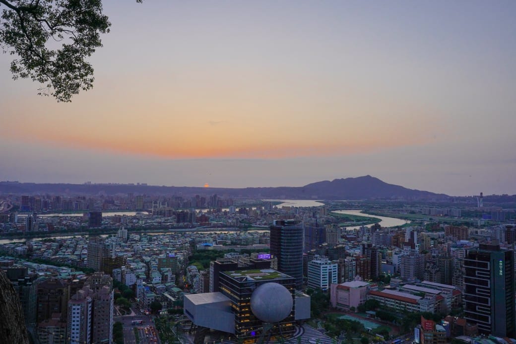 台北北眼平台，微風平台，劍潭山步道白色圓球360度景觀，台北約會新景點
