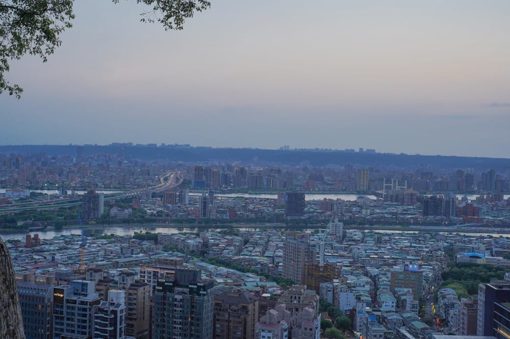 台北北眼平台，微風平台，劍潭山步道白色圓球360度景觀，台北約會新景點