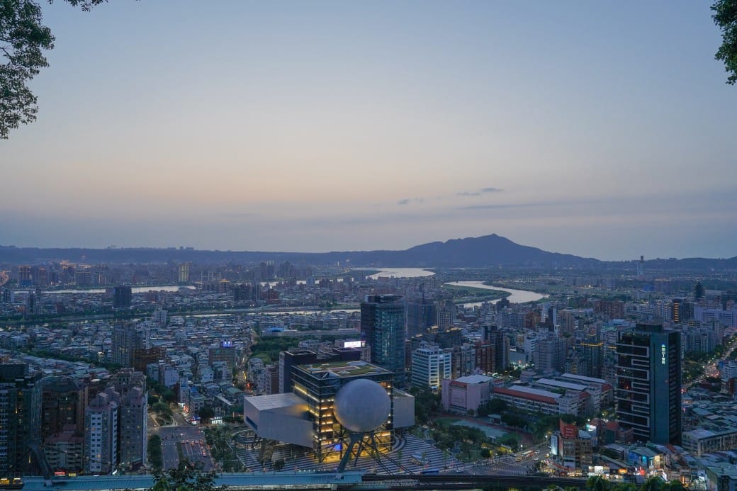 台北北眼平台，微風平台，劍潭山步道白色圓球360度景觀，台北約會新景點