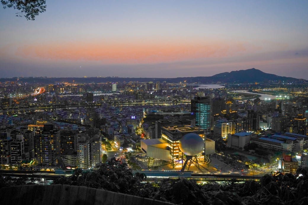 台北北眼平台,微風平台,劍潭山步道白色圓球360度景觀,台北約會新景點 - 第42張圖 台北北眼平台,微風平台,劍潭山步道白色圓球360度景觀,台北約會新景點