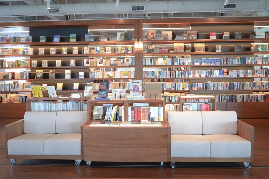 高雄承風青鳥｜空中書店，喝咖啡看書同時眺望無敵景觀，還有VERSE bar咖啡書店質感咖啡廳