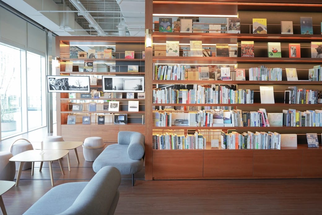 高雄承風青鳥｜空中書店，喝咖啡看書同時眺望無敵景觀，還有VERSE bar咖啡書店質感咖啡廳