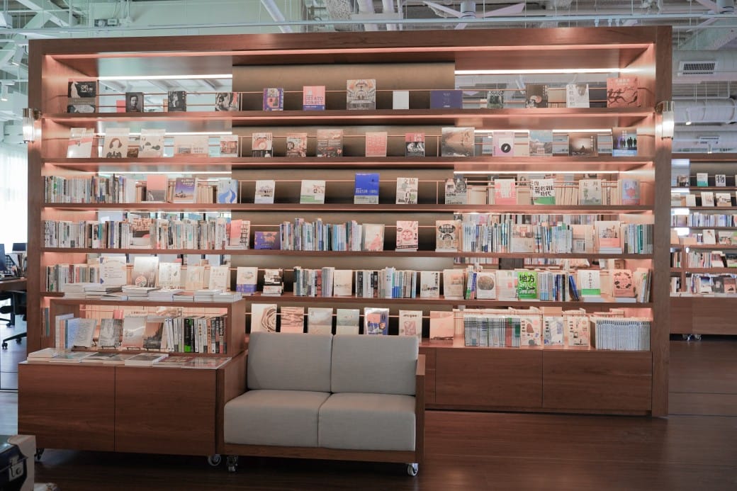 高雄承風青鳥｜空中書店，喝咖啡看書同時眺望無敵景觀，還有VERSE bar咖啡書店質感咖啡廳