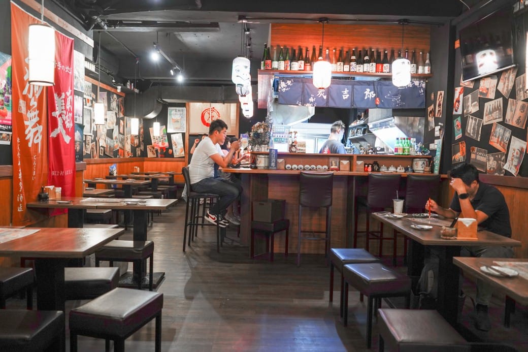 板橋美食｜炭吉郎居酒屋，平價炭火串燒創意料理，開店10分鐘就客滿