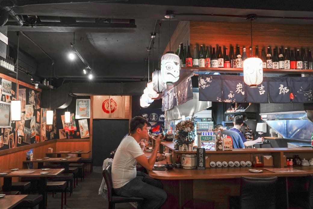 板橋美食｜炭吉郎居酒屋，平價炭火串燒創意料理，開店10分鐘就客滿