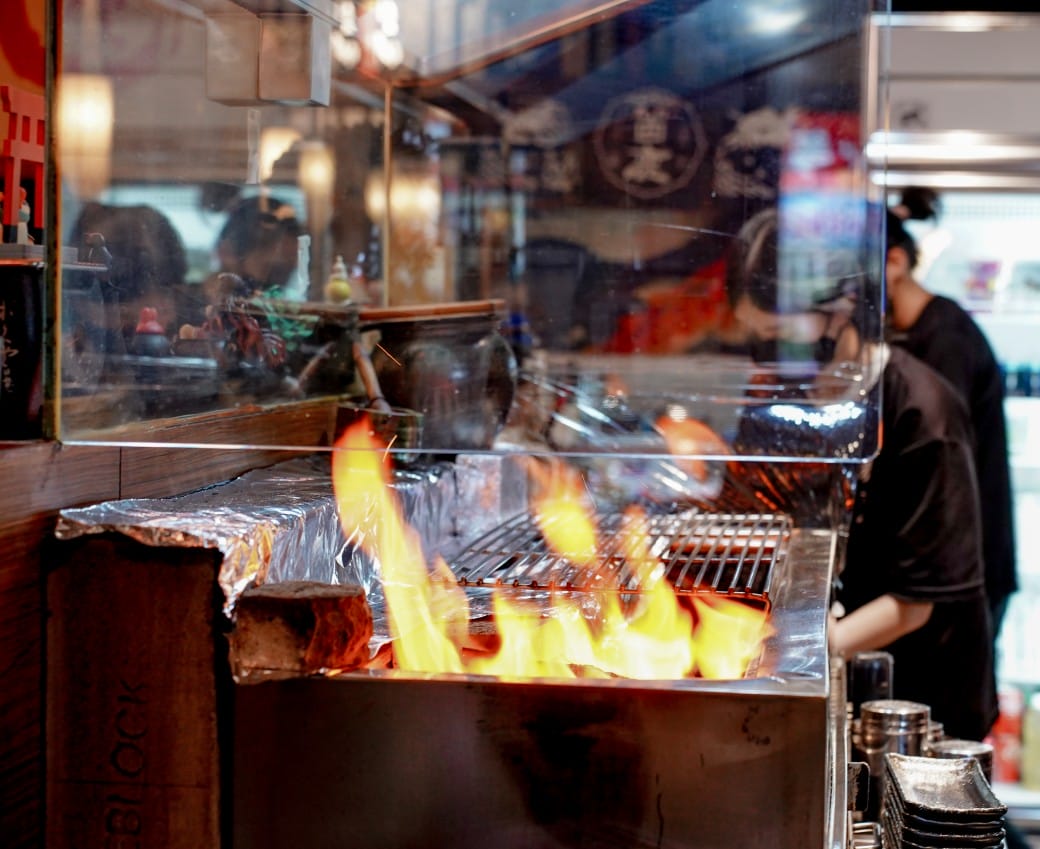 板橋美食｜炭吉郎居酒屋，平價炭火串燒創意料理，開店10分鐘就客滿