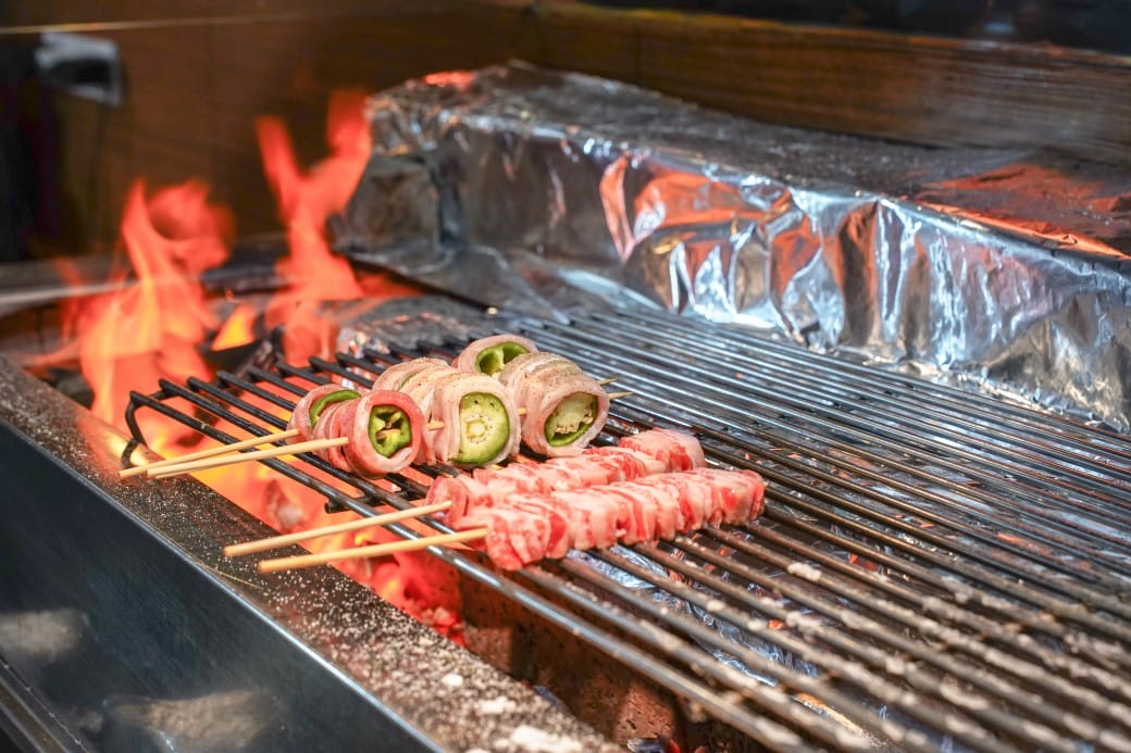 板橋美食｜炭吉郎居酒屋，平價炭火串燒創意料理，開店10分鐘就客滿