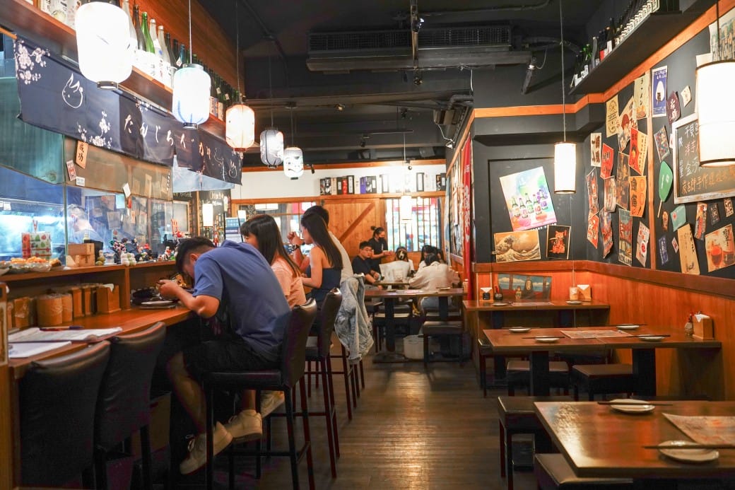 板橋美食｜炭吉郎居酒屋，平價炭火串燒創意料理，開店10分鐘就客滿