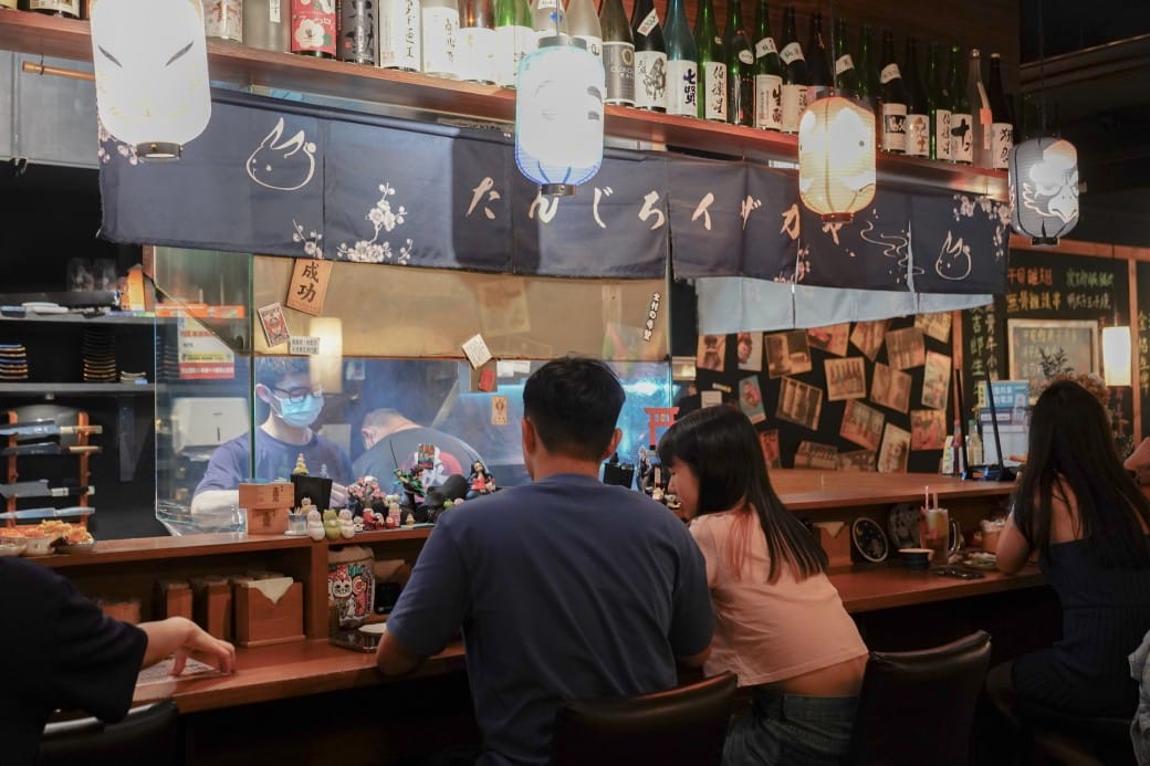 板橋美食｜炭吉郎居酒屋，平價炭火串燒創意料理，開店10分鐘就客滿