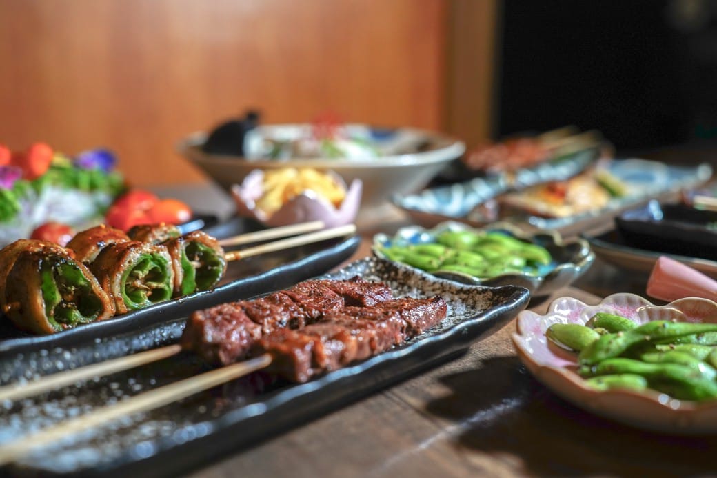板橋美食｜炭吉郎居酒屋，平價炭火串燒創意料理，開店10分鐘就客滿