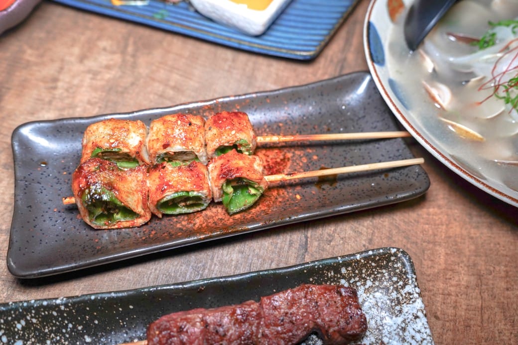 板橋美食｜炭吉郎居酒屋，平價炭火串燒創意料理，開店10分鐘就客滿