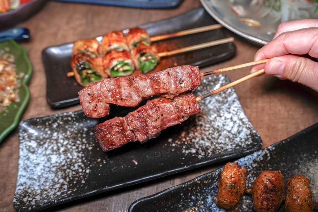 板橋美食｜炭吉郎居酒屋，平價炭火串燒創意料理，開店10分鐘就客滿