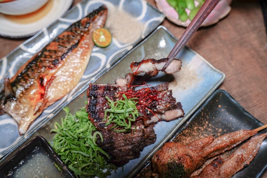 板橋美食｜炭吉郎居酒屋，平價炭火串燒創意料理，開店10分鐘就客滿