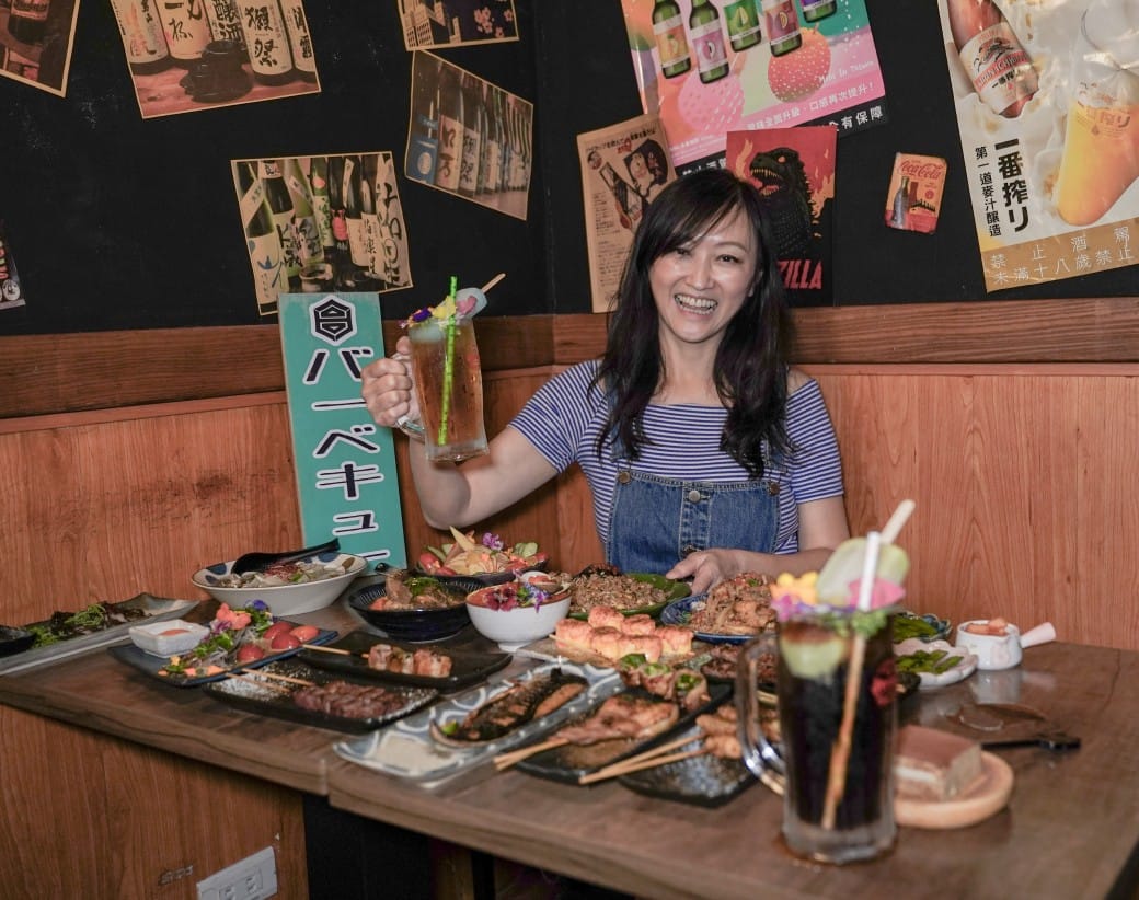板橋美食｜炭吉郎居酒屋，平價炭火串燒創意料理，開店10分鐘就客滿