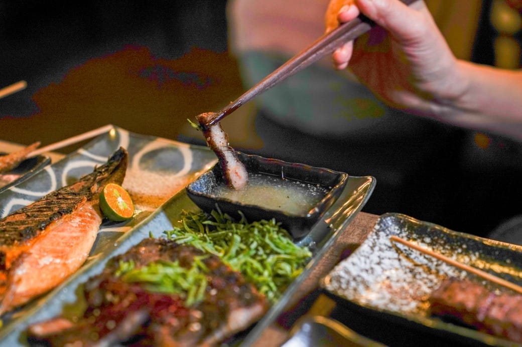 板橋美食｜炭吉郎居酒屋，平價炭火串燒創意料理，開店10分鐘就客滿