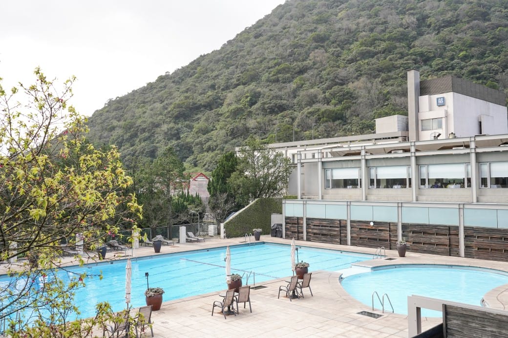台北陽明山溫泉飯店推薦｜雀客藏居，稀有的白磺泉有大眾池以及個人湯屋，山泉水泳池，自助早餐也很推薦！