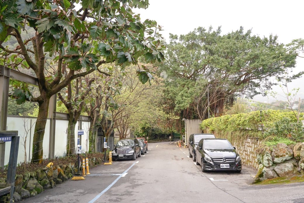 台北陽明山溫泉飯店推薦｜雀客藏居，稀有的白磺泉有大眾池以及個人湯屋，山泉水泳池，自助早餐也很推薦！