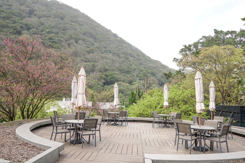 台北陽明山溫泉飯店推薦｜雀客藏居，稀有的白磺泉有大眾池以及個人湯屋，山泉水泳池，自助早餐也很推薦！