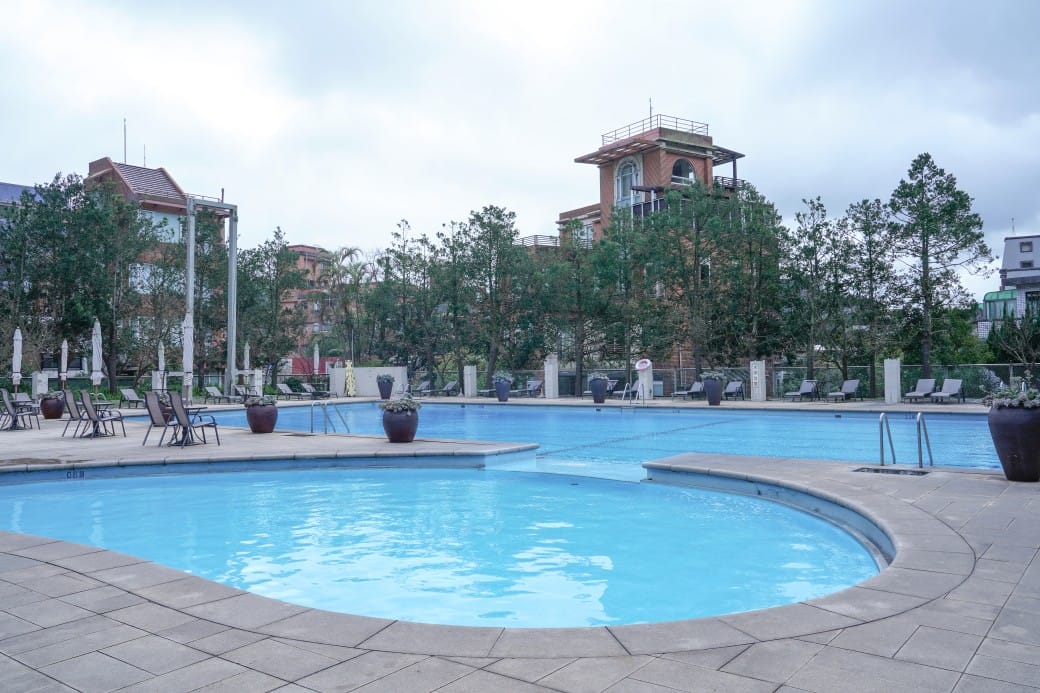 台北陽明山溫泉飯店推薦｜雀客藏居，稀有的白磺泉有大眾池以及個人湯屋，山泉水泳池，自助早餐也很推薦！