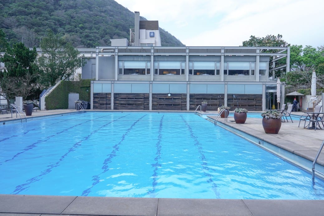 台北陽明山溫泉飯店推薦｜雀客藏居，稀有的白磺泉有大眾池以及個人湯屋，山泉水泳池，自助早餐也很推薦！