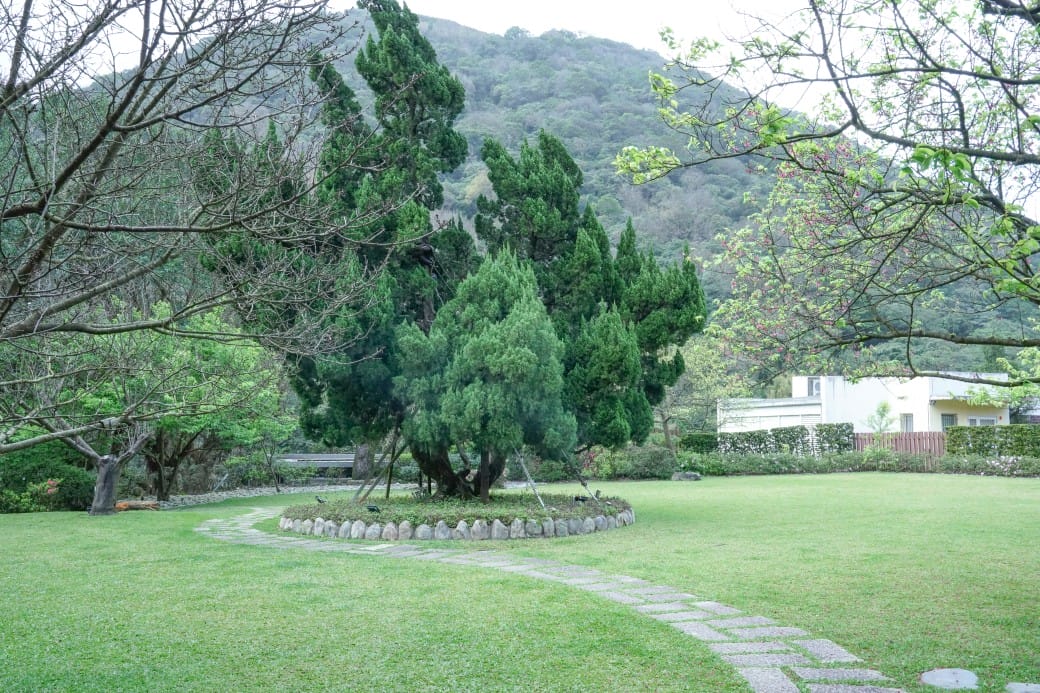 台北陽明山溫泉飯店推薦｜雀客藏居，稀有的白磺泉有大眾池以及個人湯屋，山泉水泳池，自助早餐也很推薦！