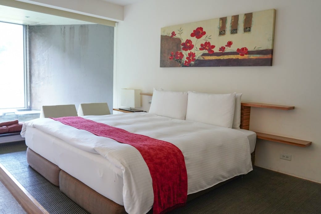 台北陽明山溫泉飯店推薦｜雀客藏居，稀有的白磺泉有大眾池以及個人湯屋，山泉水泳池，自助早餐也很推薦！